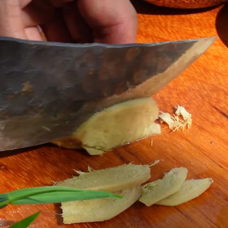 Bước 1 Sơ chế nguyên liệu Gà ác nướng giấy bạc nhồi bí đỏ