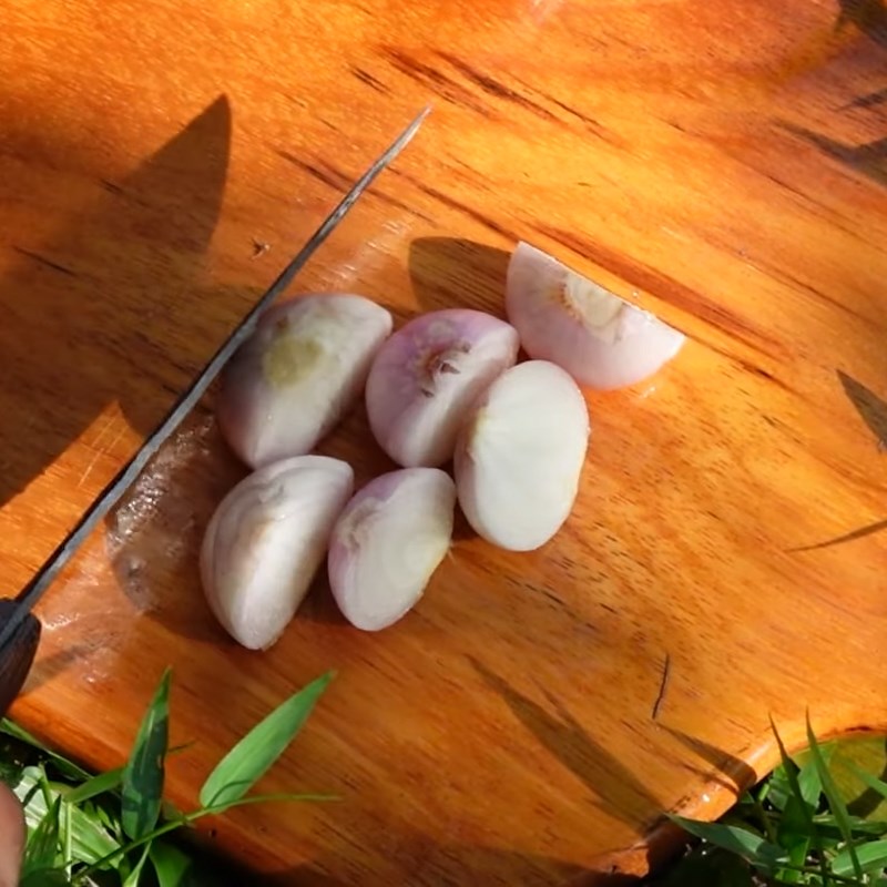 Bước 1 Sơ chế nguyên liệu Gà ác nướng giấy bạc nhồi bí đỏ